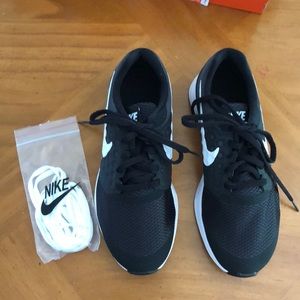 New in Box Nike Downshifter in black/white